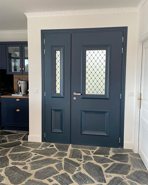 Les portes d’entrée alu néo classiques de chez Comptoir de la Rénovation, allient charme des moulures et chic contemporain